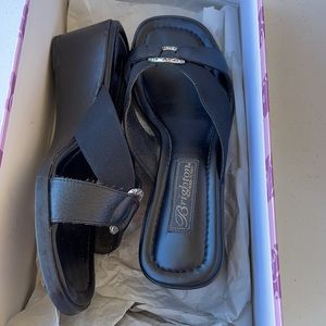 Size 6.5 Brighton ivy in black. Gently worn